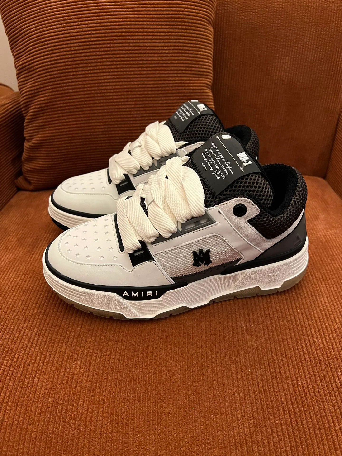 p620💰Men's shoes Amiri Emile's 2023 spring and summer new MA-1 bread shoes, couple models, casual sports shoes, sneakers Amiri gave up the rock punk style in the new season and used a large number of unsaturated colors, Morandi tones, whether you see or wear them, it will make people very happy. The large tongue of the bread shoes continues, shortens the length of the shoe body, thickens the midsole, and the toe part is more rounded. Amiri's brand letters and MA logo appear on the side of the shoe. Fabric: Original customized imported first-layer cowhide + mesh. Lining: Original customized breathable towel lining. Outsole. Foam combination material. Bottom thickness: 4CM. Size: Men's 39-45
